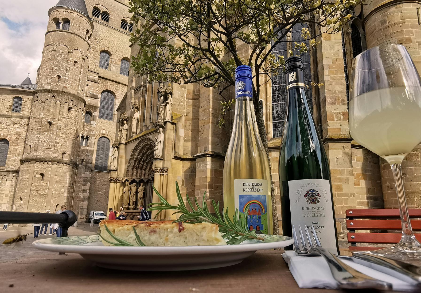 Leckeres Essen mit Wein in der Altstadt