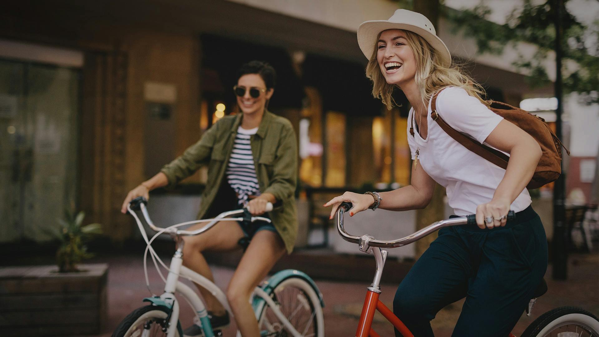 Zwei Mädels beim Fahrrad fahren